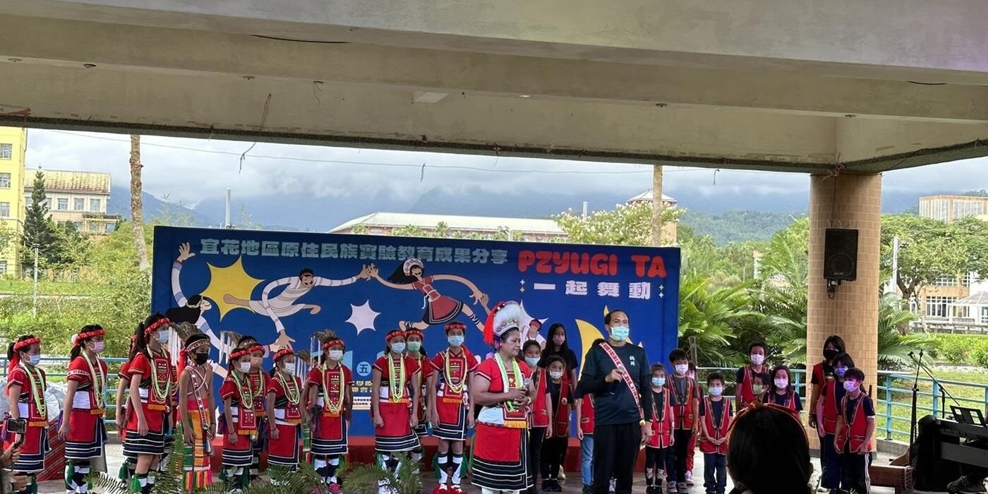 AnyConv.com__ShowIdImg (2) 豐濱國小江玉蘭專職族語老師(左)及鶴岡國小張世全學務組長(右)帶著兩校師生共同演唱