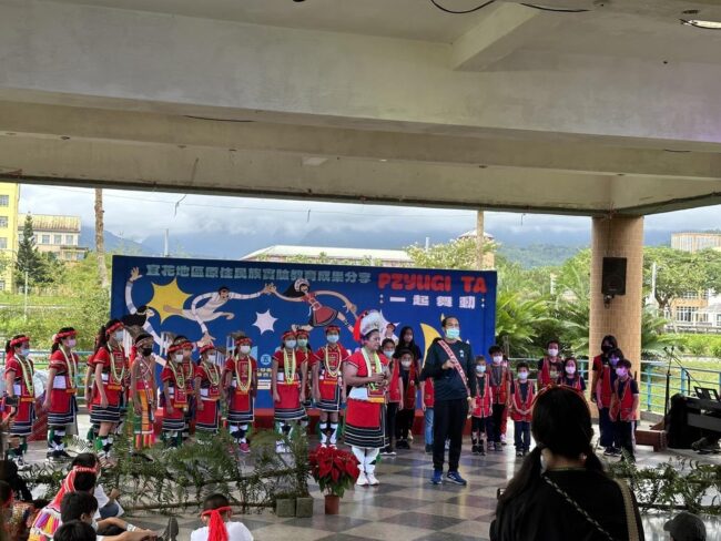 豐濱國小江玉蘭專職族語老師(左)及鶴岡國小張世全學務組長(右)帶著兩校師生共同演唱