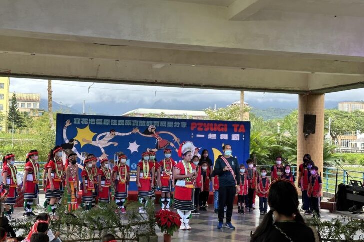 豐濱國小江玉蘭專職族語老師(左)及鶴岡國小張世全學務組長(右)帶著兩校師生共同演唱